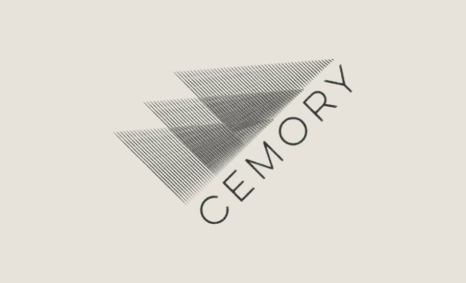W centrum grafiki znak złożony z trzech trójkątów i napisu CEMORY