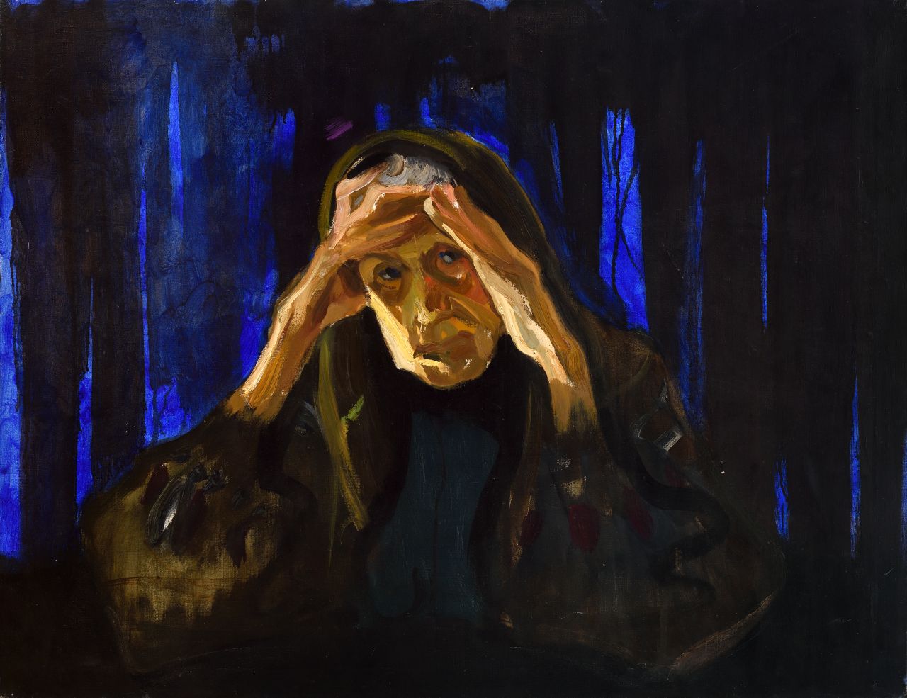 portret starej kobiety w chustce obejmującej czoła dłońmi, w tle drzewa nocą