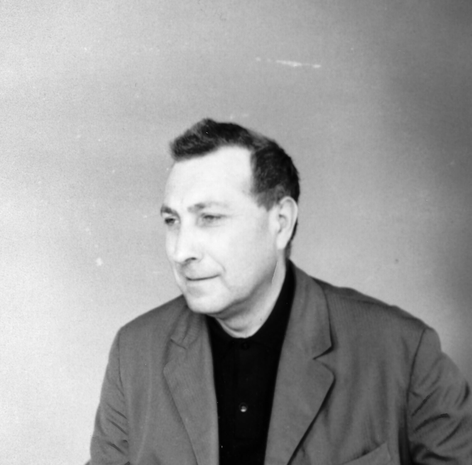 czarno-biały portret mężczyzny w marynarce