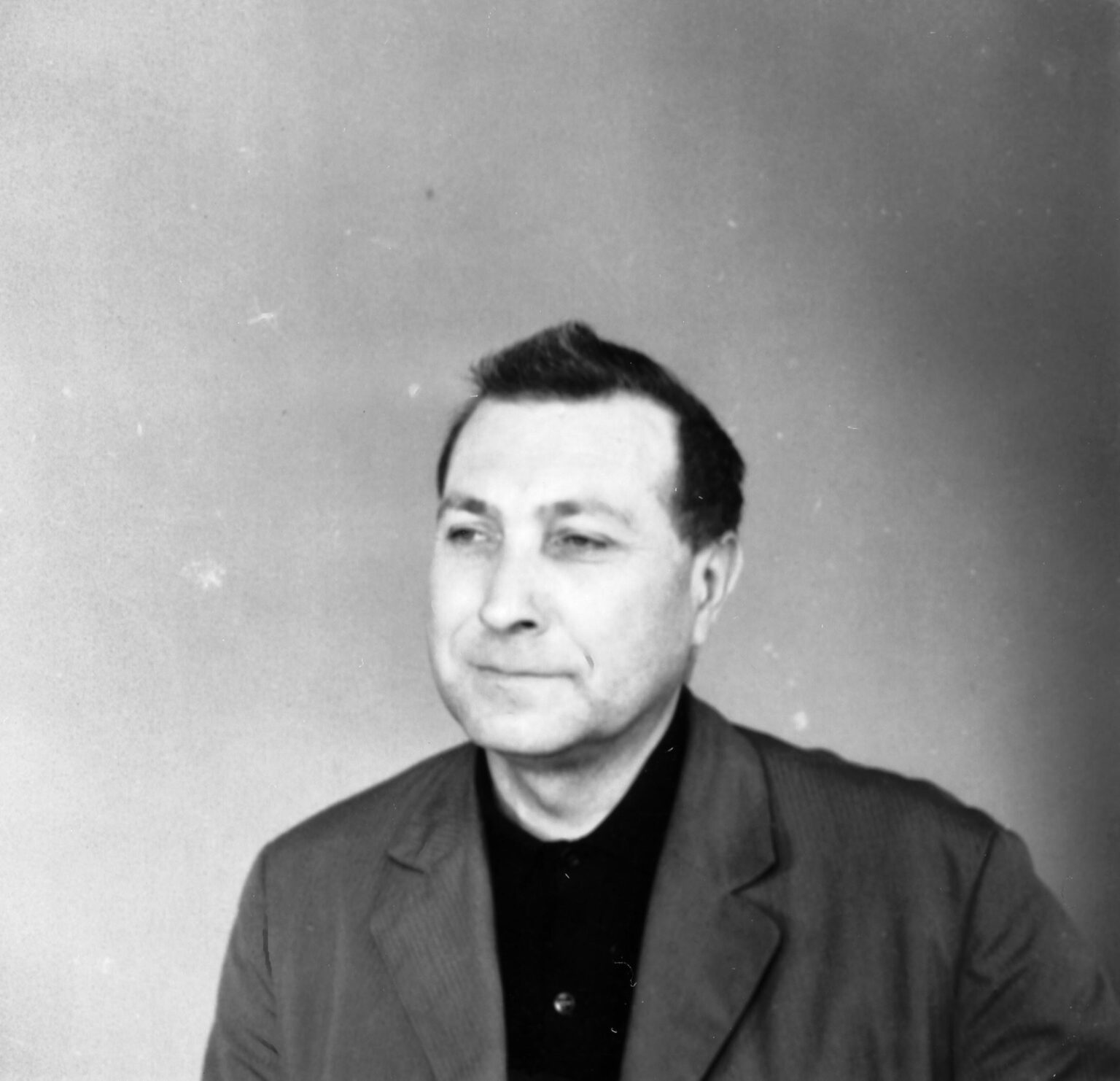 czarno-biały portret mężczyzny w marynarce