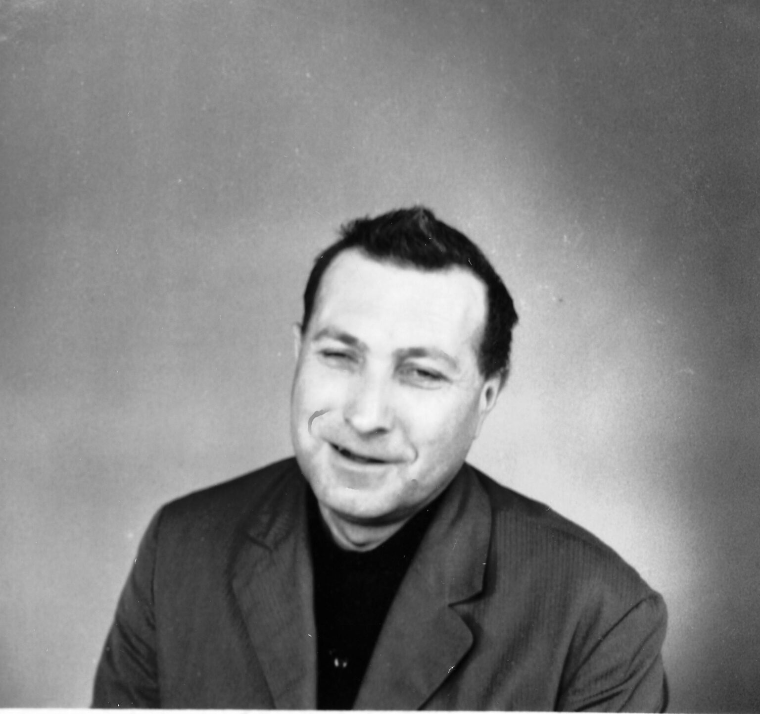 czarno-biały portret mężczyzny w marynarce