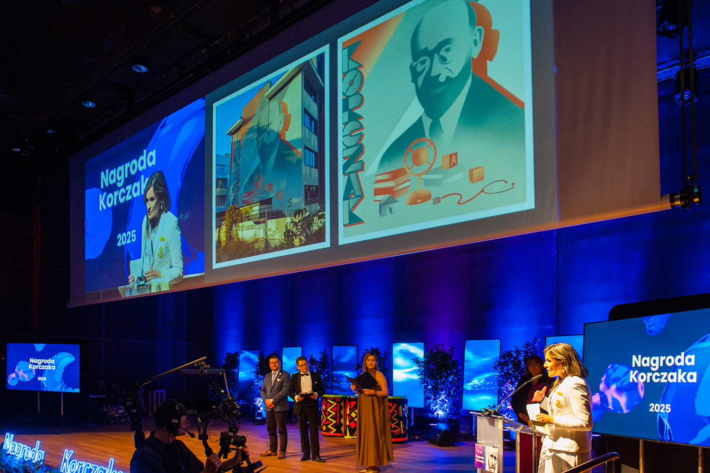 kilka osób na scenie