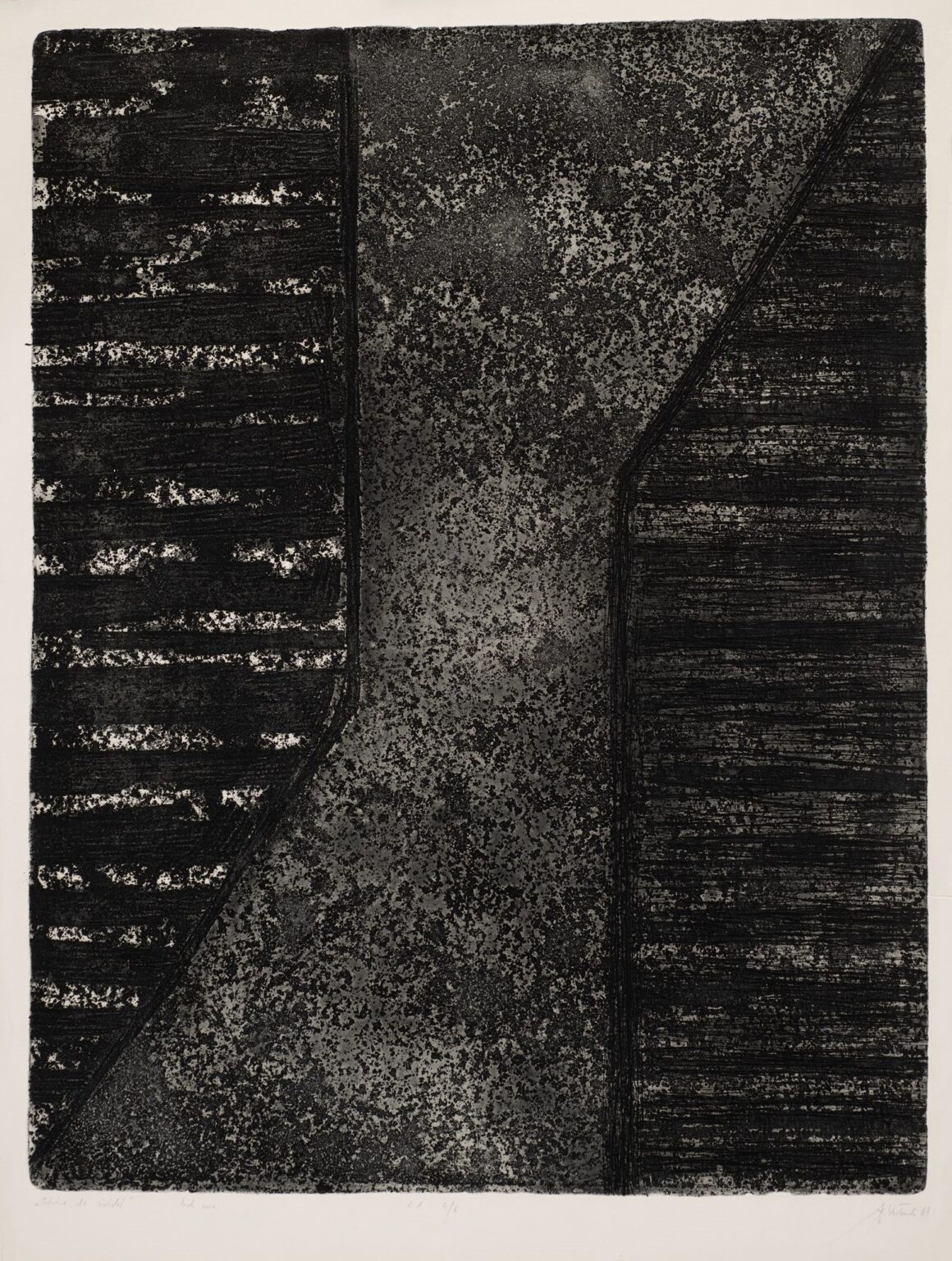 Prostokątna ciemna, abstrakcyjna grafika. Płaszczyzna obrazu podzielona jest na trzy pionowe pasy o różnych fakturach. Środek jest gładki, części po bokach wydają się chropowate, prążkowane poziomymi liniami.