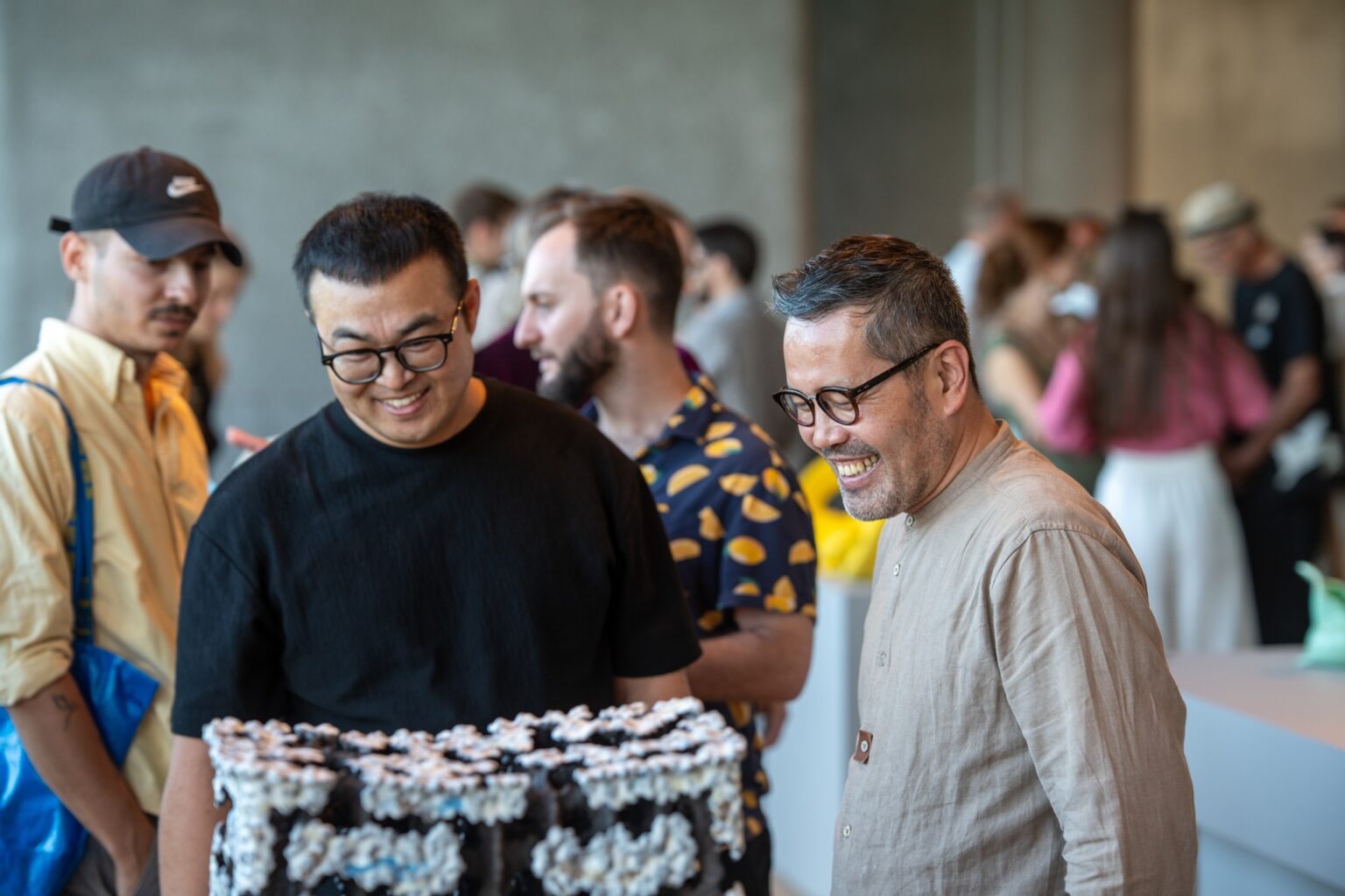 zwiedzający przyglądają się rzeźbie