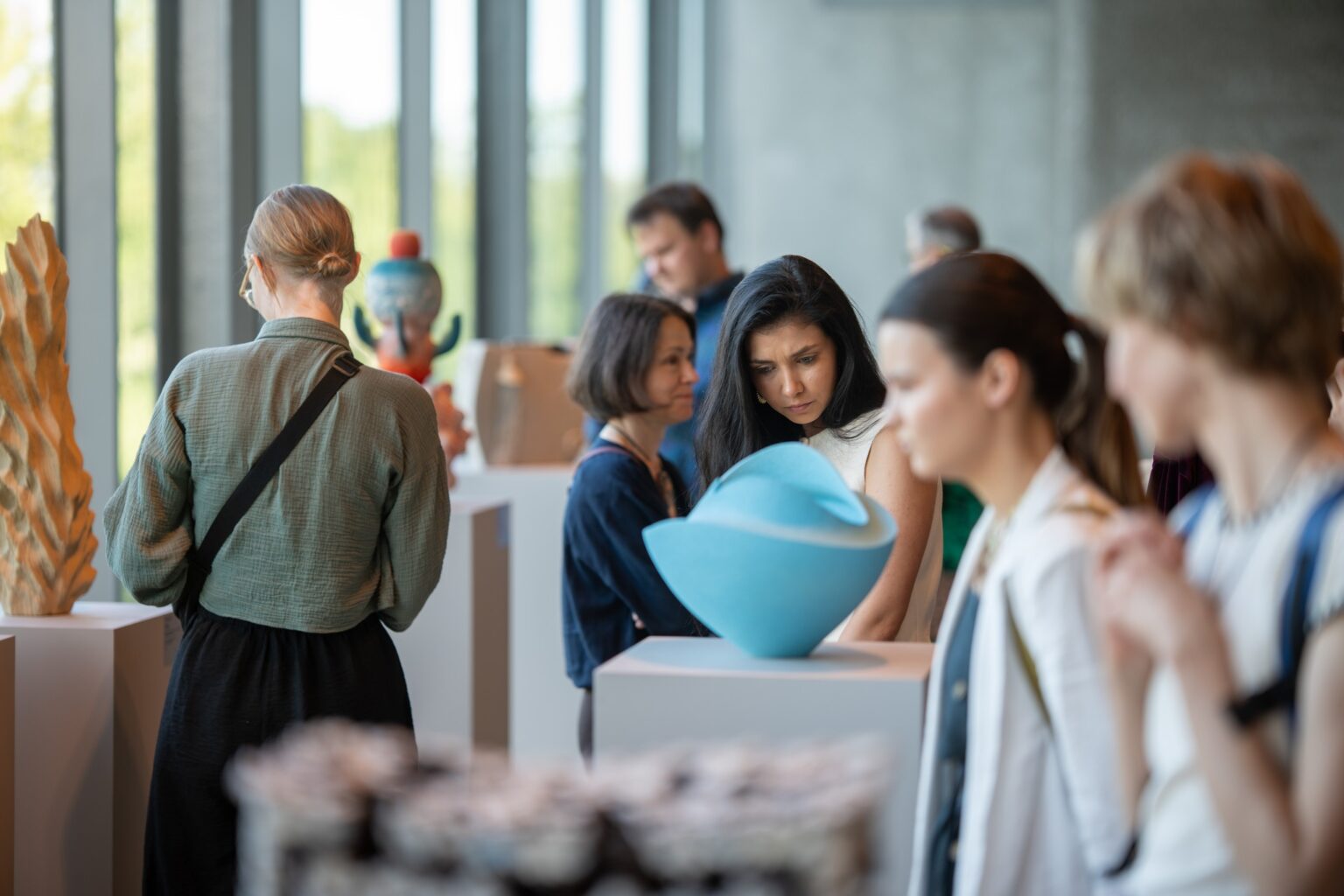 zwiedzający, wokół rzeźby ceramiczne