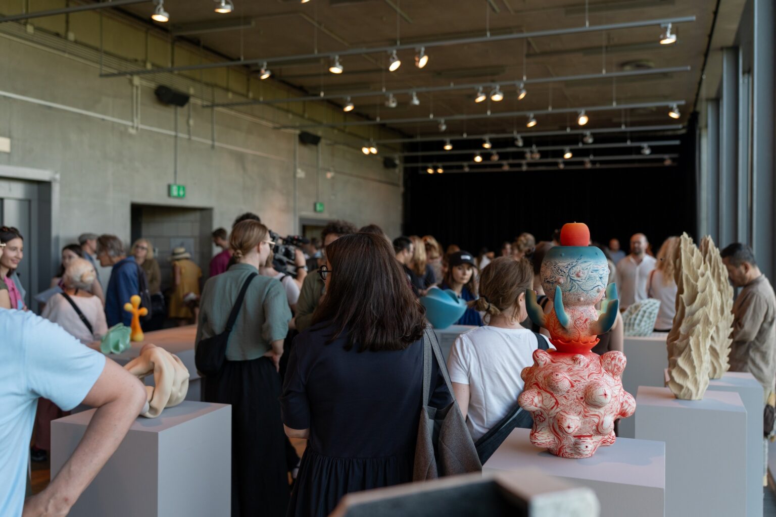 zwiedzający, wokół rzeźby ceramiczne