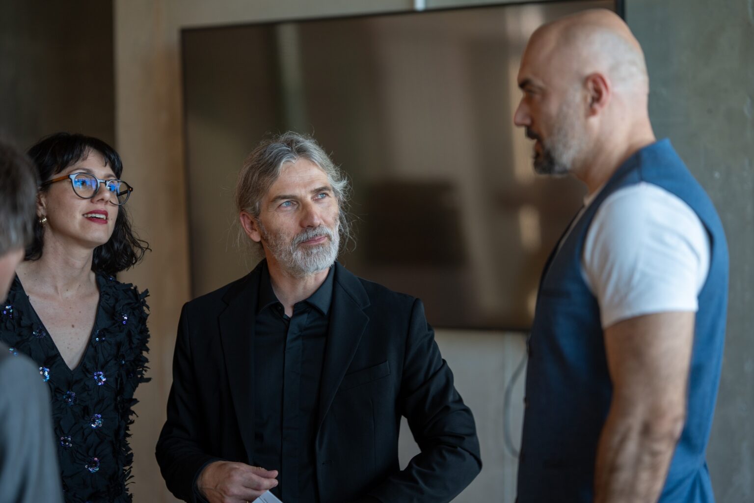 dwaj elegancko ubrani mężczyźni rozmawiają