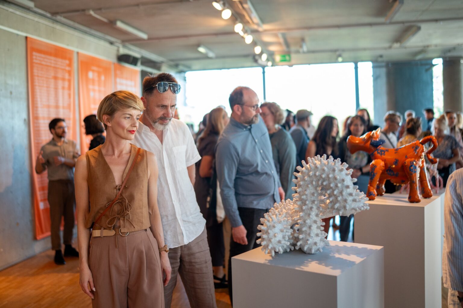 zwiedzający, wokół rzeźby ceramiczne