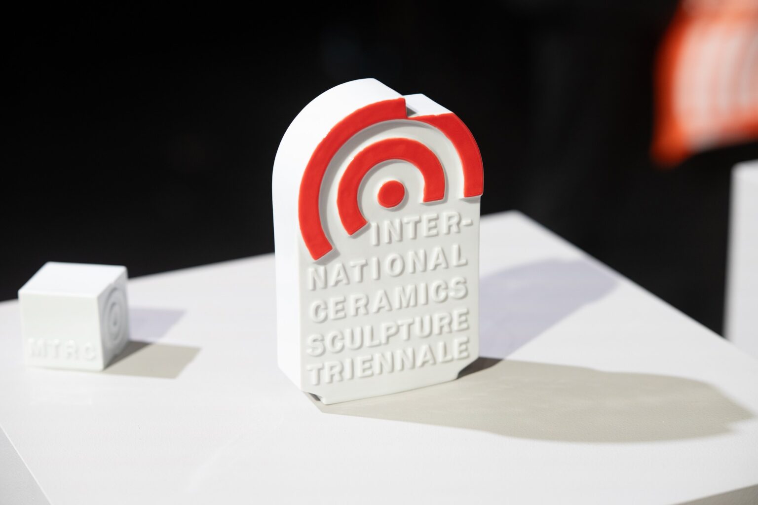 statuetka ceramiczna biało - czerwona