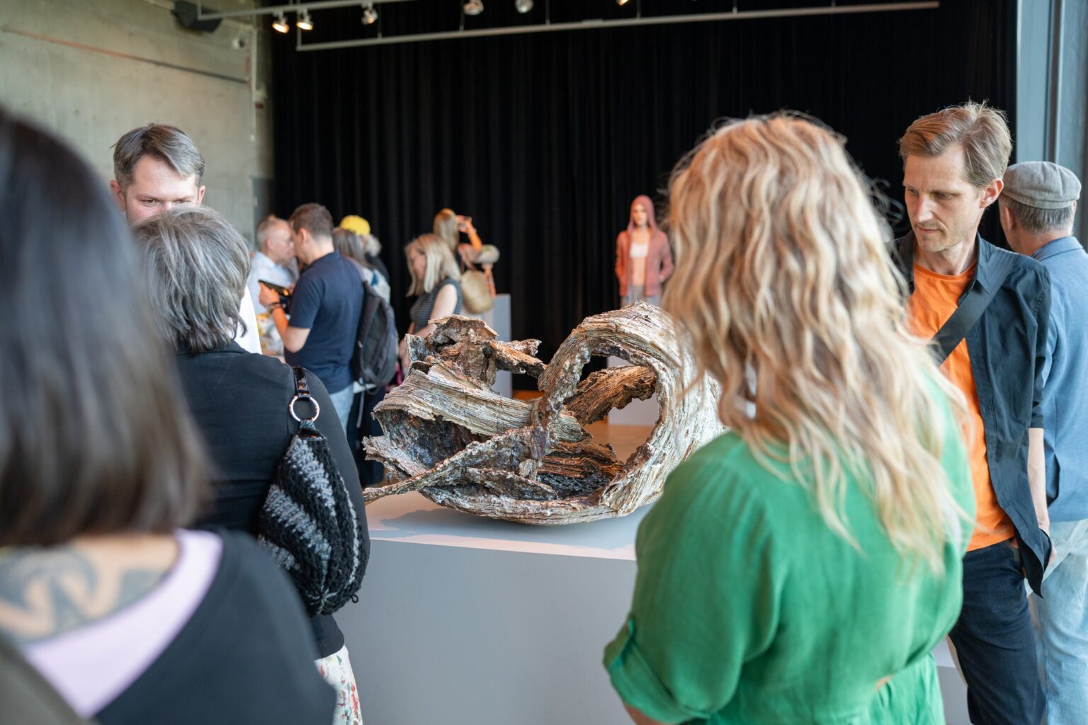 zwiedzający, wokół rzeźby ceramiczne