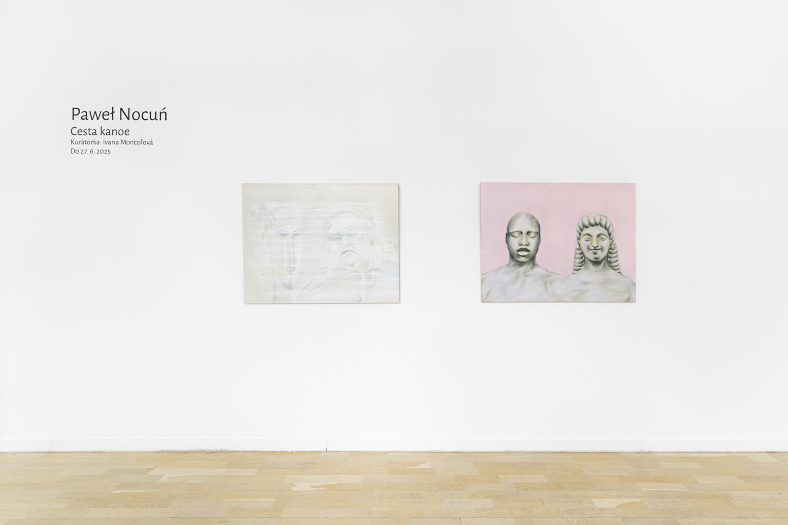 obrazy na ścianie w przestrzeni wystawy