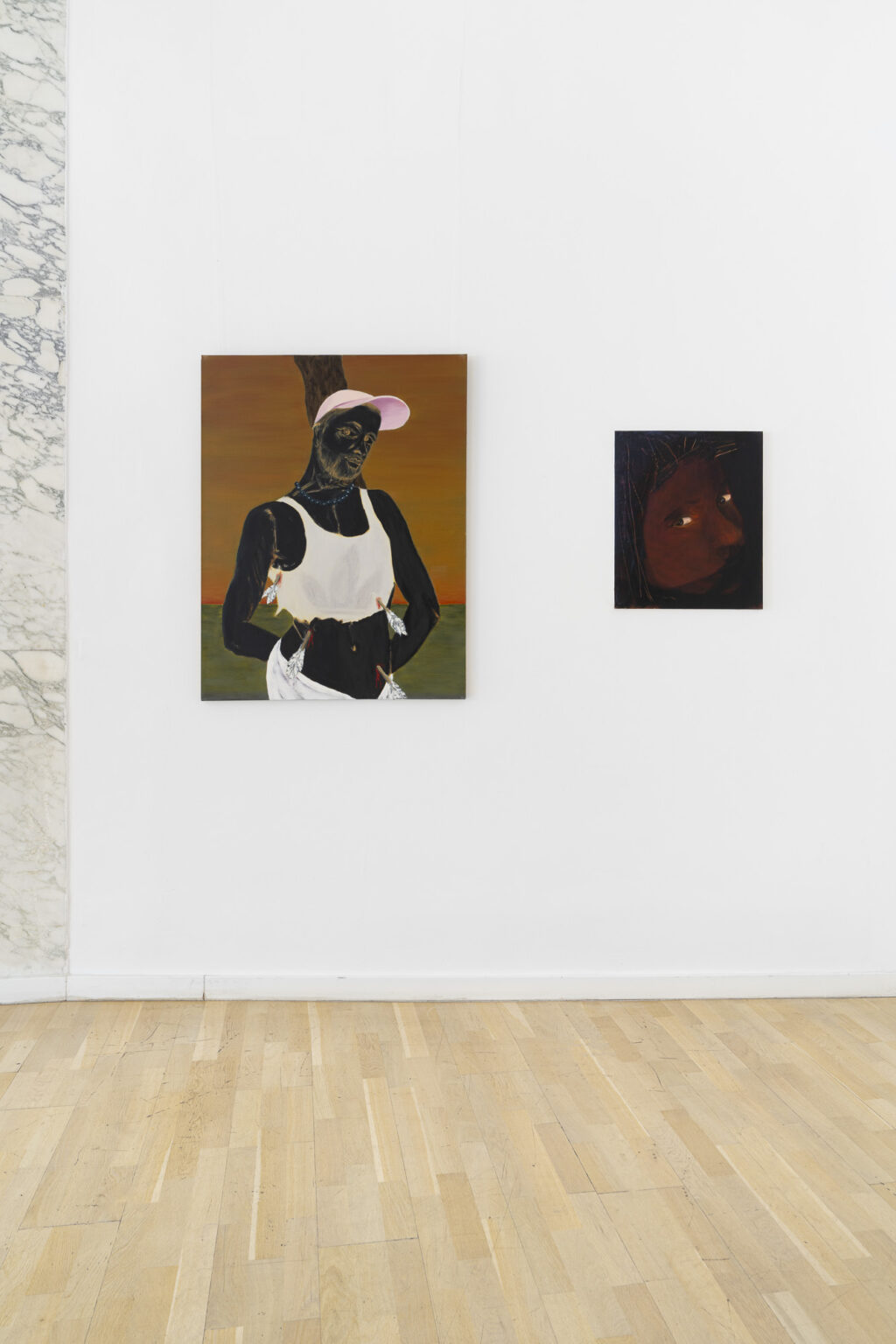 obrazy na ścianie w przestrzeni wystawy