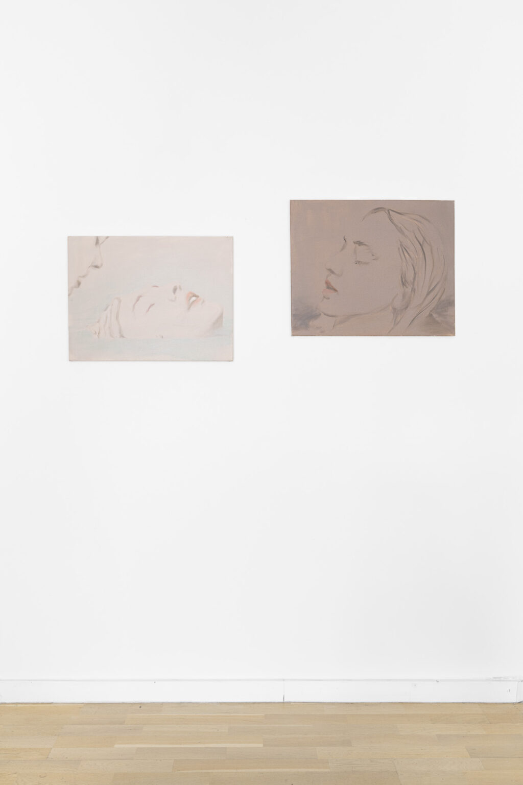 obrazy na ścianie w przestrzeni wystawy