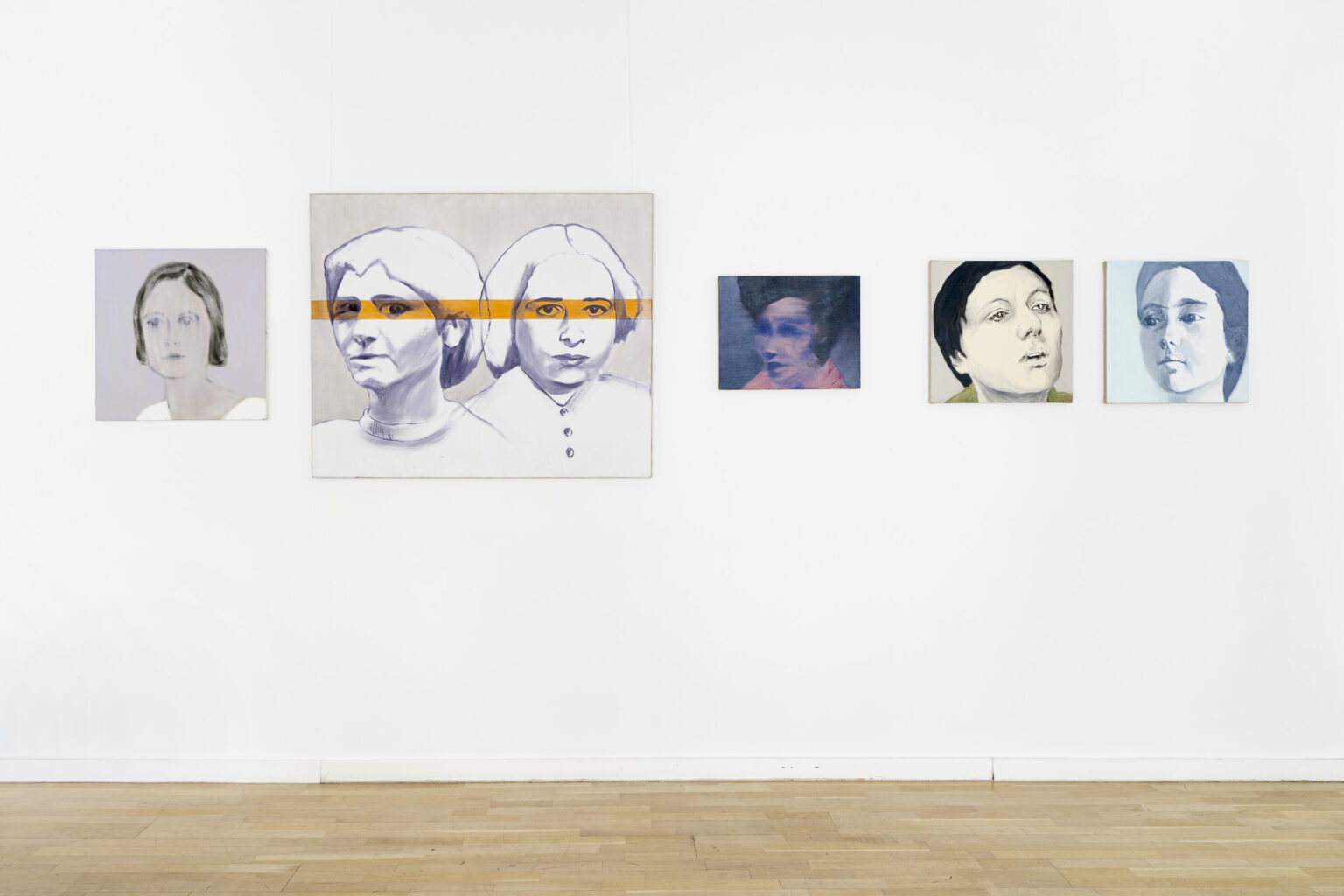 obrazy na ścianie w przestrzeni wystawy