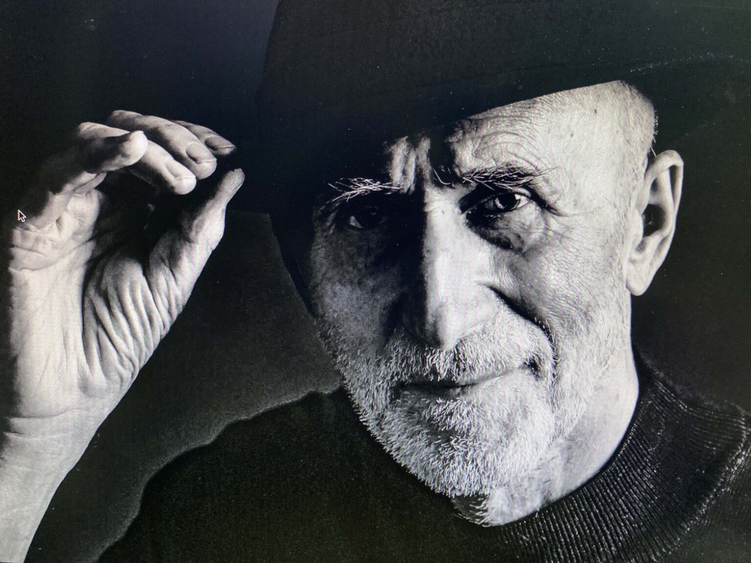 czarno-biały portret mężczyzny w kapeluszu