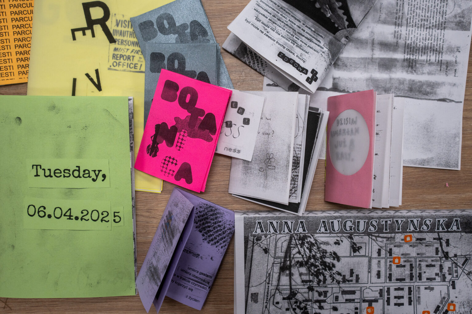 Zbliżenie na stół z różnymi ręcznie wykonanymi broszurami i zinami