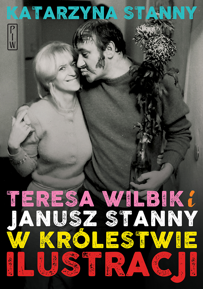 Grafika przedstawia okładkę książki "Teresa Wilbik i Janusz Stanny w Królestwie Ilustracji". Na czarno-białym zdjęciu widać uśmiechniętą parę.
