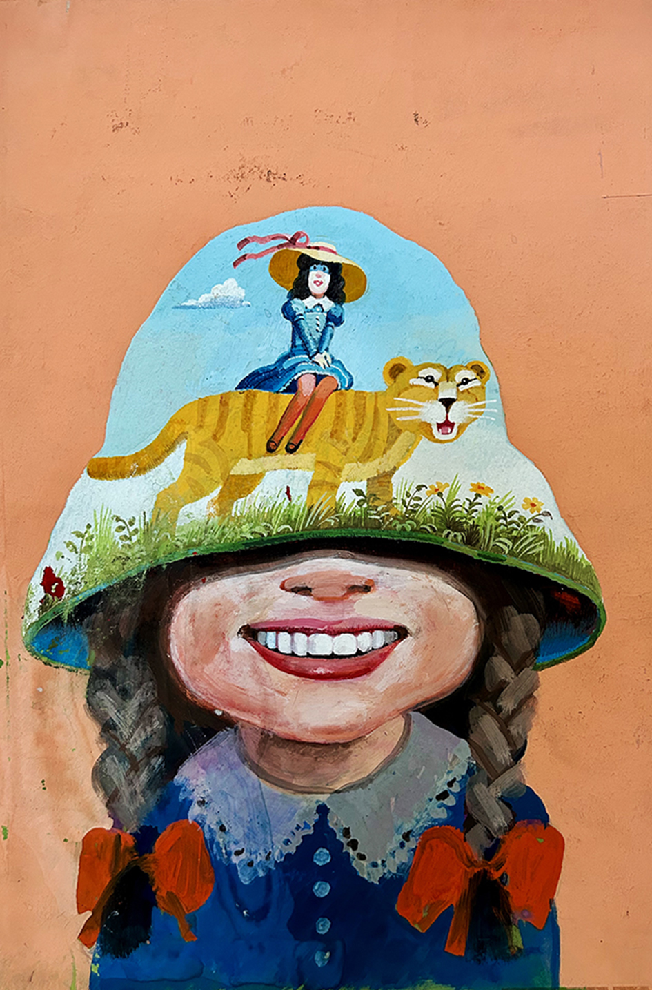 Dziewczynka w kapeluszu zasłaniającym oczy. Na rondzie widać scenę: mała postać jedzie na lwie przez łąkę.