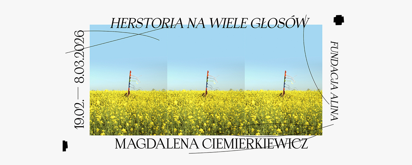Plakat wystawy Magdaleny Ciemierkiewicz „Herstoria na wiele głosów”. Na środku tryptyk ze zdjęciem pola rzepaku pod błękitnym niebem. Minimalistyczna typografia, daty: 19.02–8.03.2026.