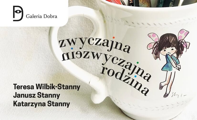 Plakat wystawy „zwyczajna niezwyczajna rodzina” w Galerii Dobra. Na białym kubku ilustracja dziewczynki z różowymi skrzydłami.
