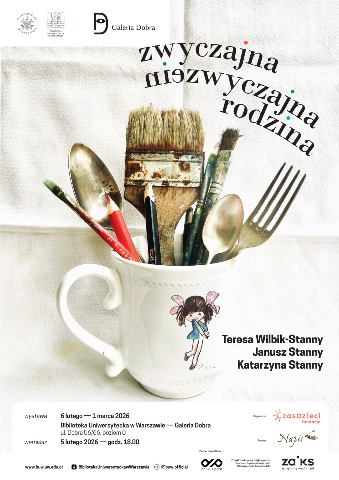 Plakat wystawy „Zwyczajna niezwyczajna rodzina” w BUW. W białym kubku z rysunkiem dziewczynki pędzle, kredki i sztućce. Artyści: Teresa Wilbik-Stanny, Janusz Stanny, Katarzyna Stanny.