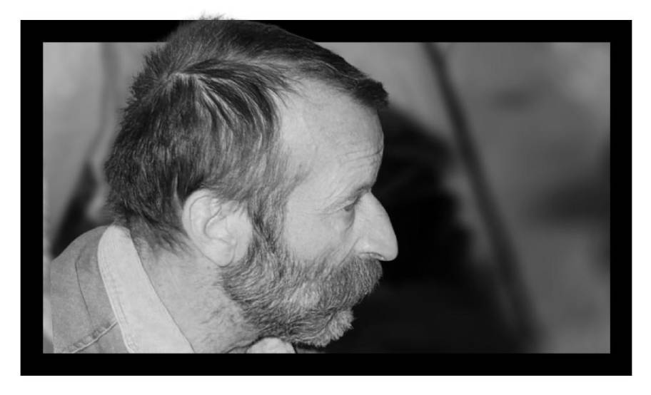 czarnobiałe zdjęcie mężczyzny w czarnej ramce