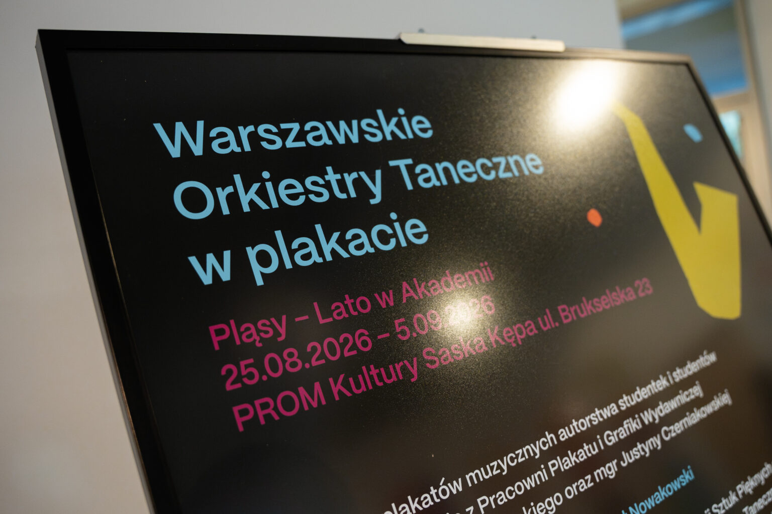 Ekran z napisem „Warszawskie Orkiestry Taneczne w plakacie”.
